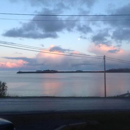 Utsiktsperle Pa Reine I Lofoten Esterno foto