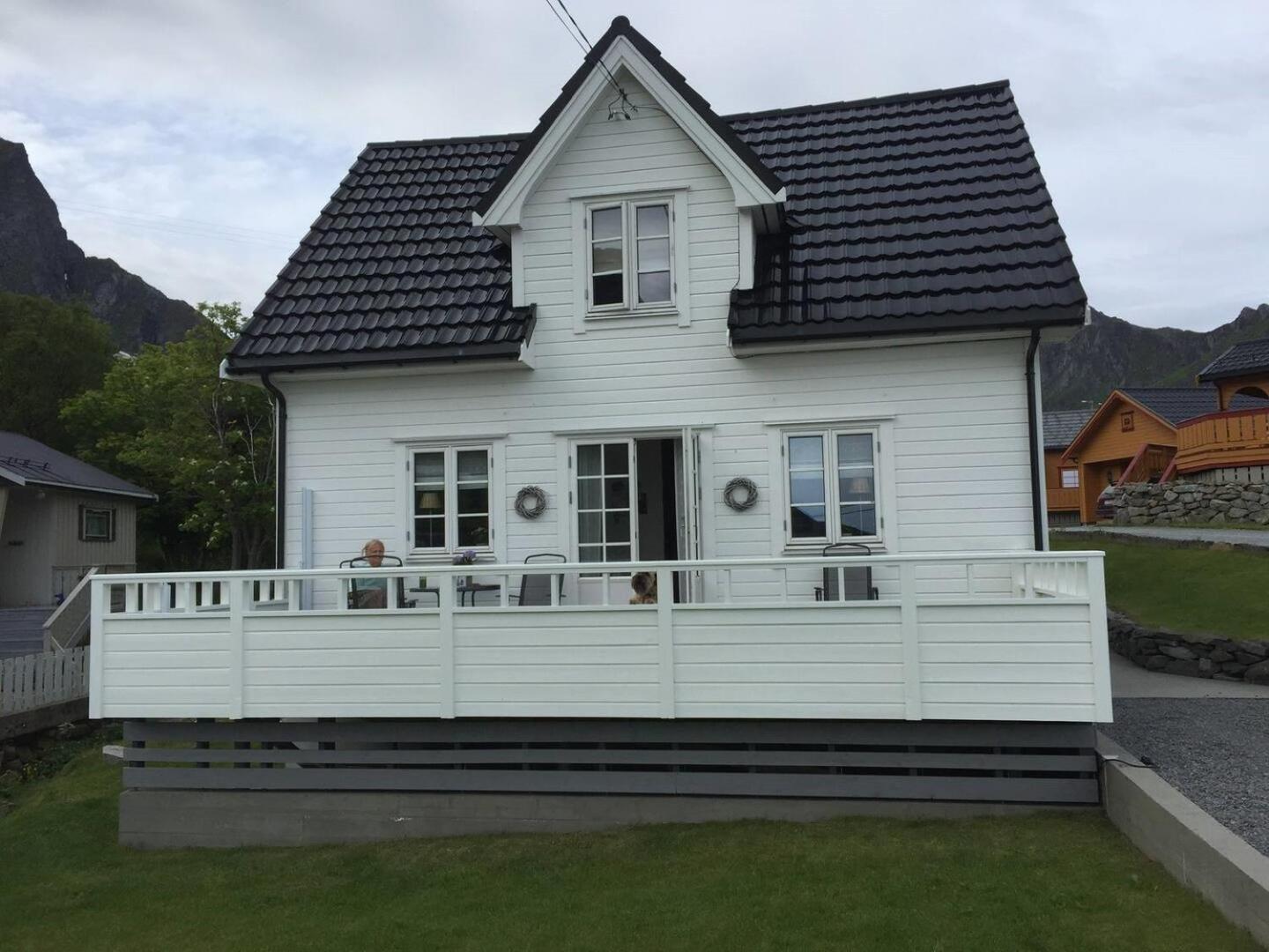 Utsiktsperle Pa Reine I Lofoten Esterno foto