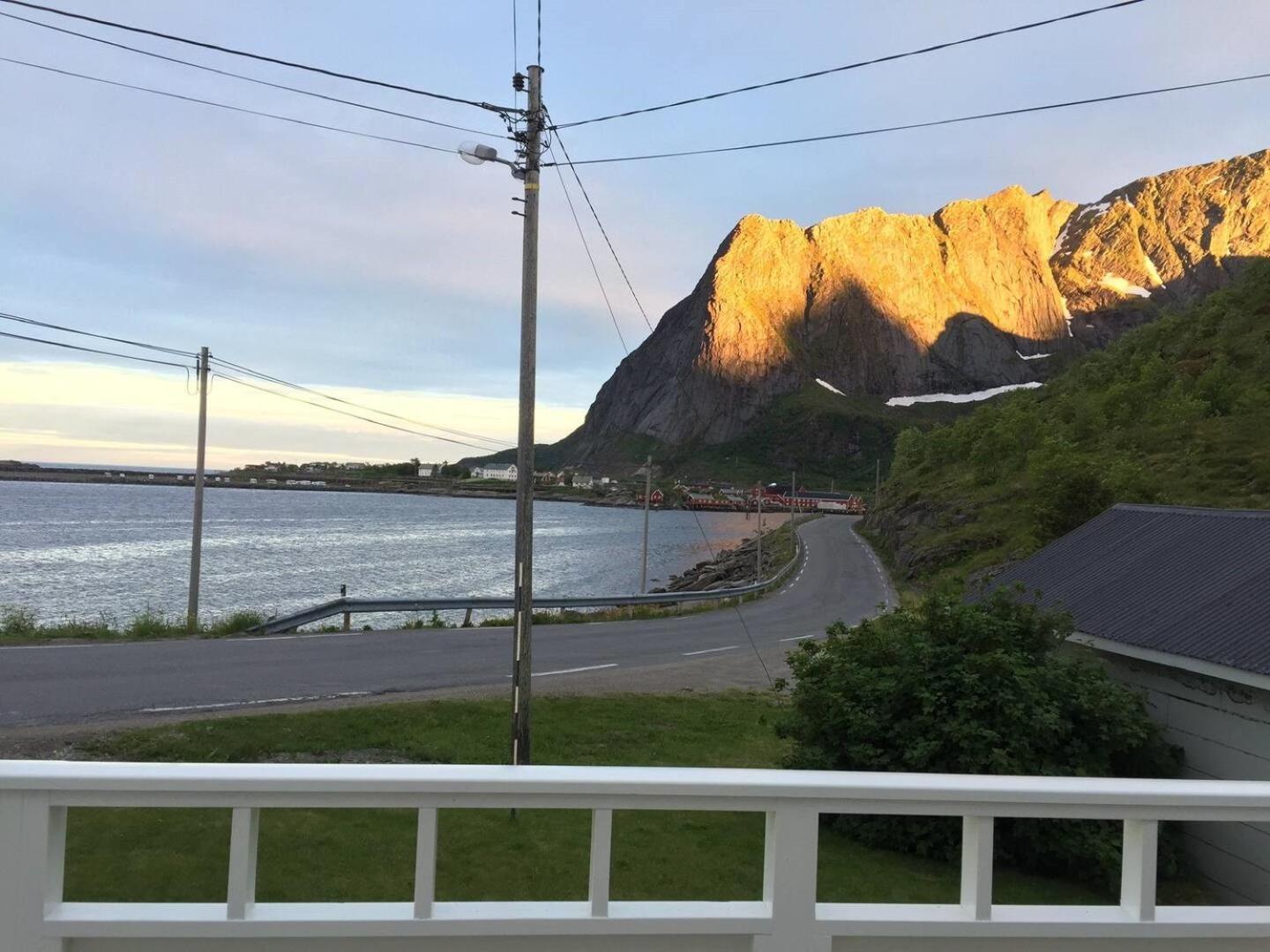 Utsiktsperle Pa Reine I Lofoten Esterno foto